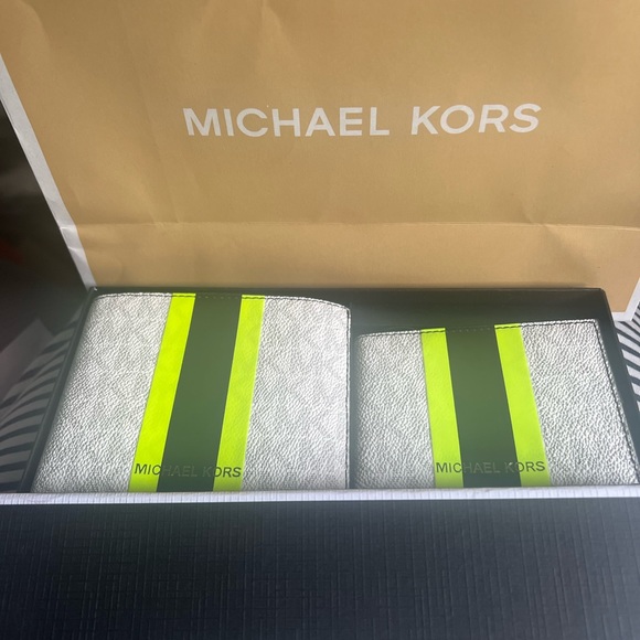 Michael Kors Wallet with Passcase - Picture 1 of 4